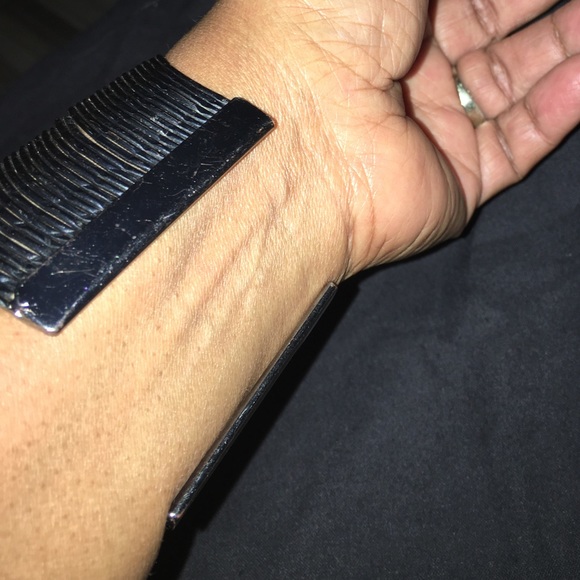 Wavy wide cuff bracelet - Picture 5 of 6